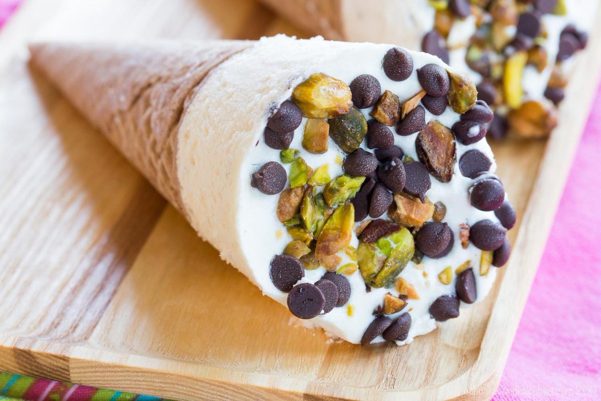 Cannoli Ice Cream Cones - two faves in one fun frozen treat made with no-churn #icecream! cupcakesandkalechips.com/cannoli-ice-cr…