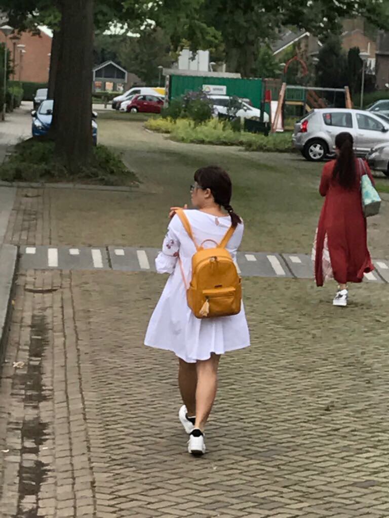 duofietsRstein's tweet photo. Vrouwen maken foto's van woningen. Zijn vast geen studenten bouwkunde. Bel politie als iets verdachts ziet #ravenstein https://t.co/ak8FuObg2g