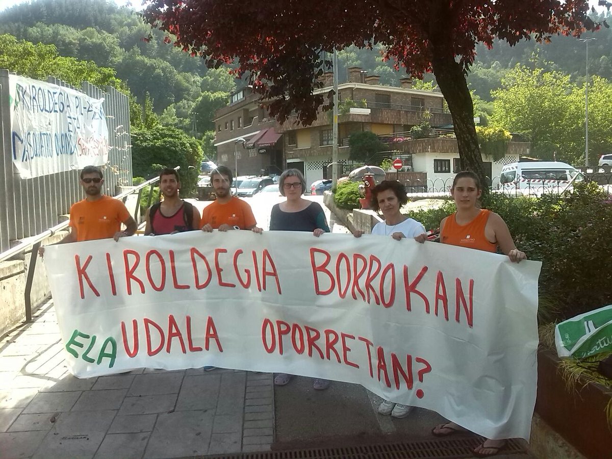 langileak's tweet photo. Atzo kiroldwgi aurreko mobilizazioa. https://t.co/KQtF3Fj3xK
