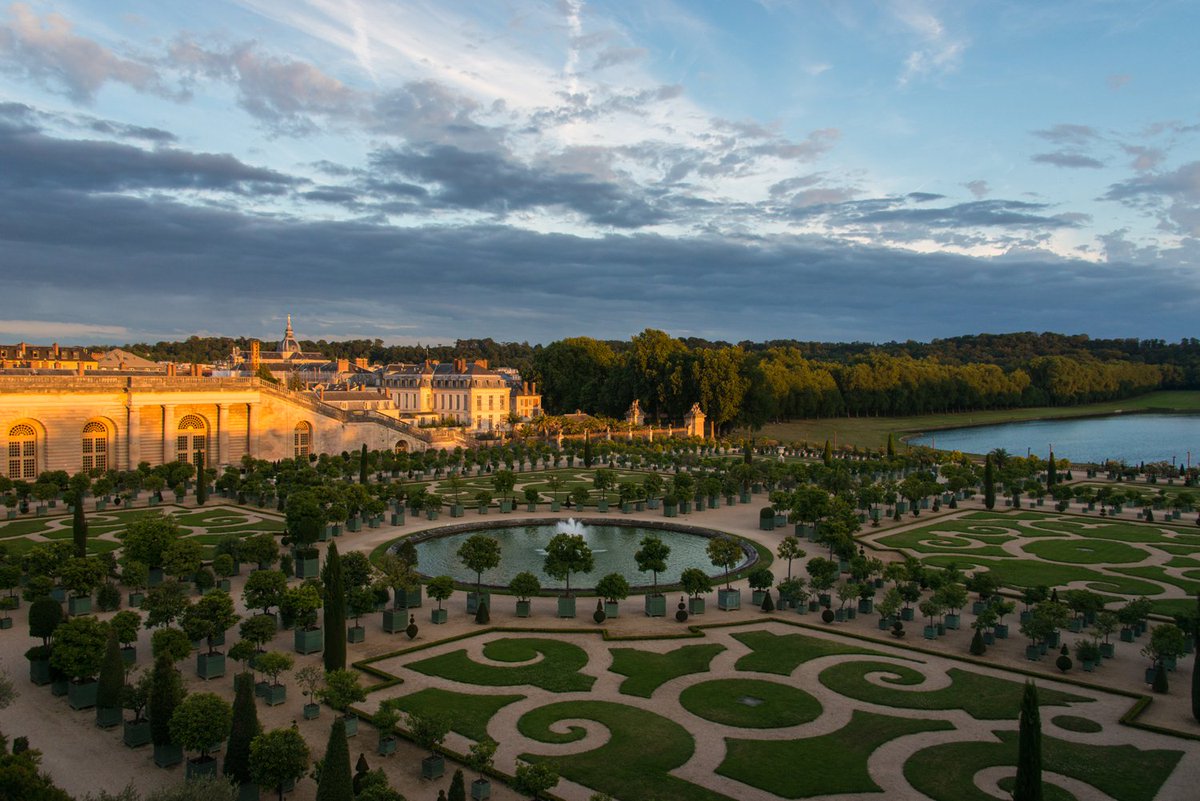 Chateau de versailles. Версальский дворцово-парковый ансамбль. Версальский дворец и сады. Версальский дворец парковый комплекс. Версаль парк Франция.