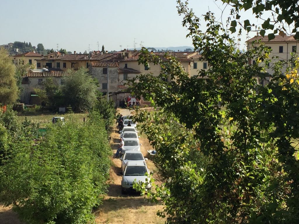 TgrRaiToscana's tweet photo. #arrestoanarchici a Firenze. Sono 4 le persone sul tetto del centro anarchico La Riottosa. 200 agenti di polizia sul posto @TgrRai https://t.co/JNZrgiKllT