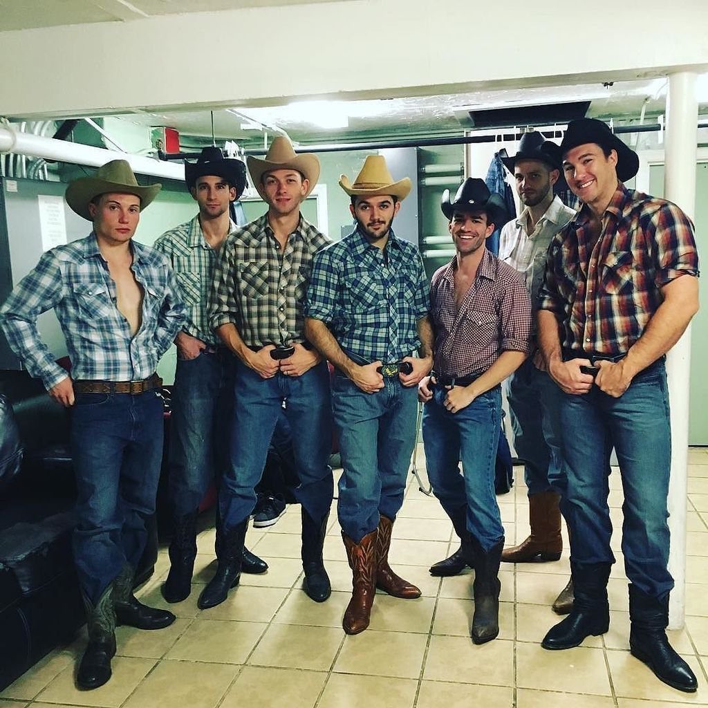 CowboyConnexion's tweet photo. 🤠 @samiamharvey and friends #samiamharvey #samharvey
.
#cowboy #cowboys #cowboysofinstagram #muscle #muscles #fit … https://t.co/kJFGDVL2uc https://t.co/S7r4mvOI0K