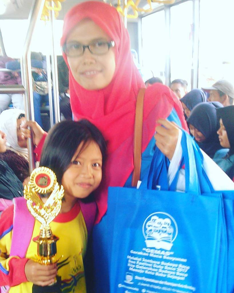 TAAMBSyuhada's tweet photo. Perjalanan pulang dari pembagian hadiah
#jabarbookfair2017 
Terimakasih @dispusipkotabdg - jangan lupa follow ya ^_^ https://t.co/xRNZL8NvJA