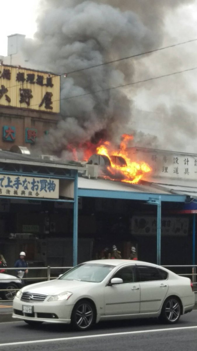 速報 築地場外市場で火災 ポンプ車20台以上が出動し消火活動中 道が狭い密集地帯のため4棟150平方メートル延焼 Togetter