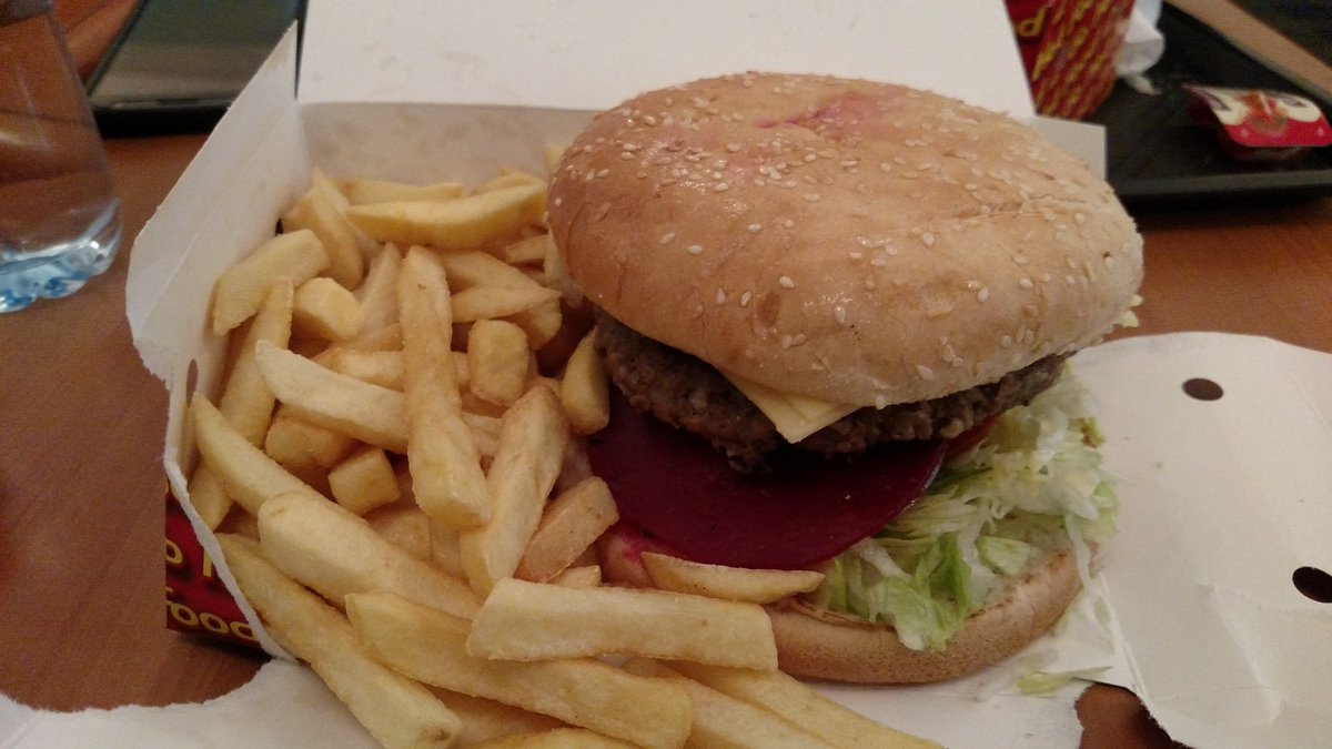 ozmustang65's tweet photo. Good #Aussie burger at #Jenolan #Caves w/#Beetroot or as they say in US #beets.How I miss beetroot on #Burgers 👍✋🐰🏉🐇 https://t.co/ZxtngpmQiD