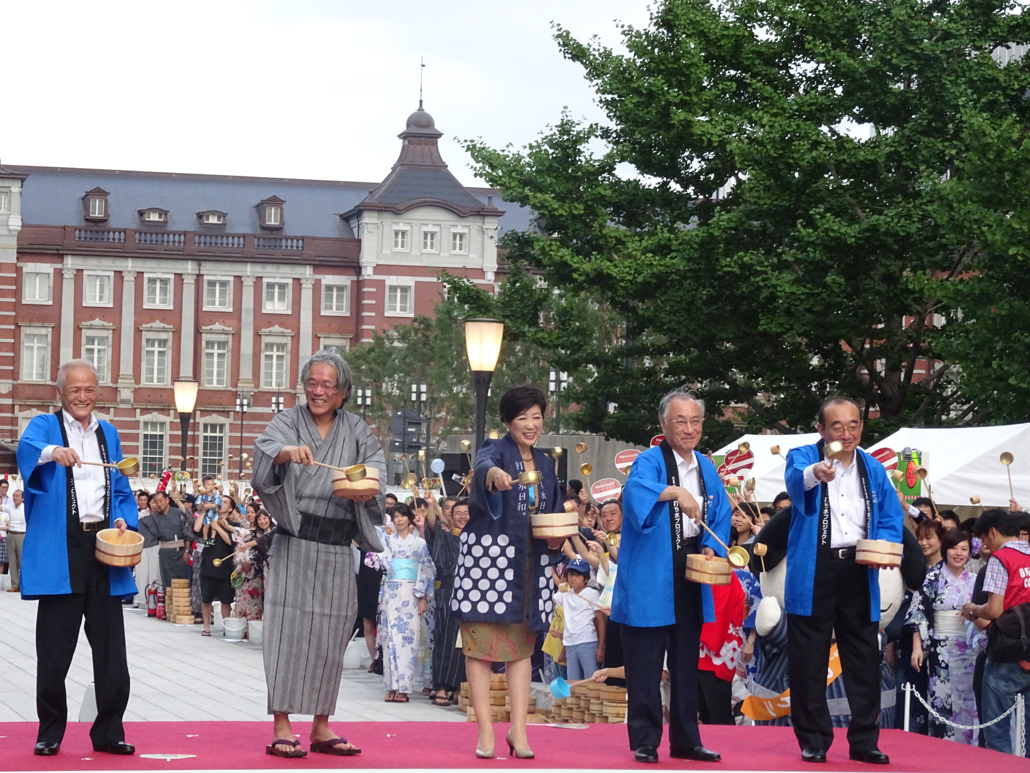 打ち水日和 7 打ち水イベント開催 7 28 東京丸の内盆踊り17 行幸通り 東京駅目の前の行幸通りで 夏祭りイベントが開催されました 打ち水のプロの小池都知事をはじめ イベント参加者の皆さんで一斉打ち水の様子をお伝えします 浴衣の方も多く