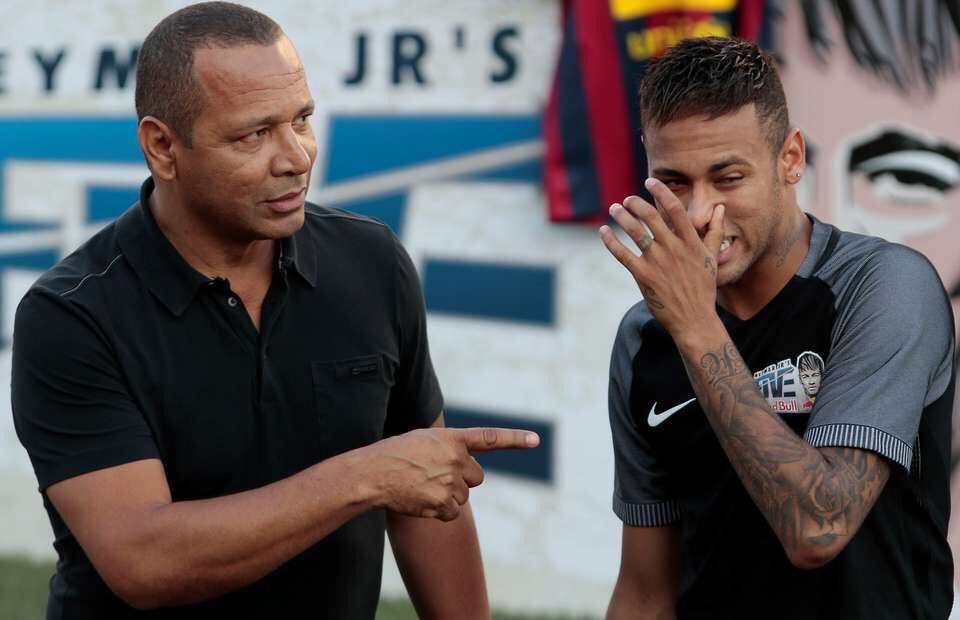 Neymar Snr this week:

💸 £23m loyalty bonus from Barca

💸 £35m from the PSG move

£58m made in one week 😳💰