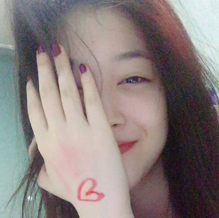sullithejelly's tweet photo. Oppanın elime yaptığıma bakın! ㅋㅋㅋㅋㅋ Ona sürecektim ama şimdilik reddetti. Belki ikna edebilirim. ㅋㅋ https://t.co/ZkuAvpjZOE