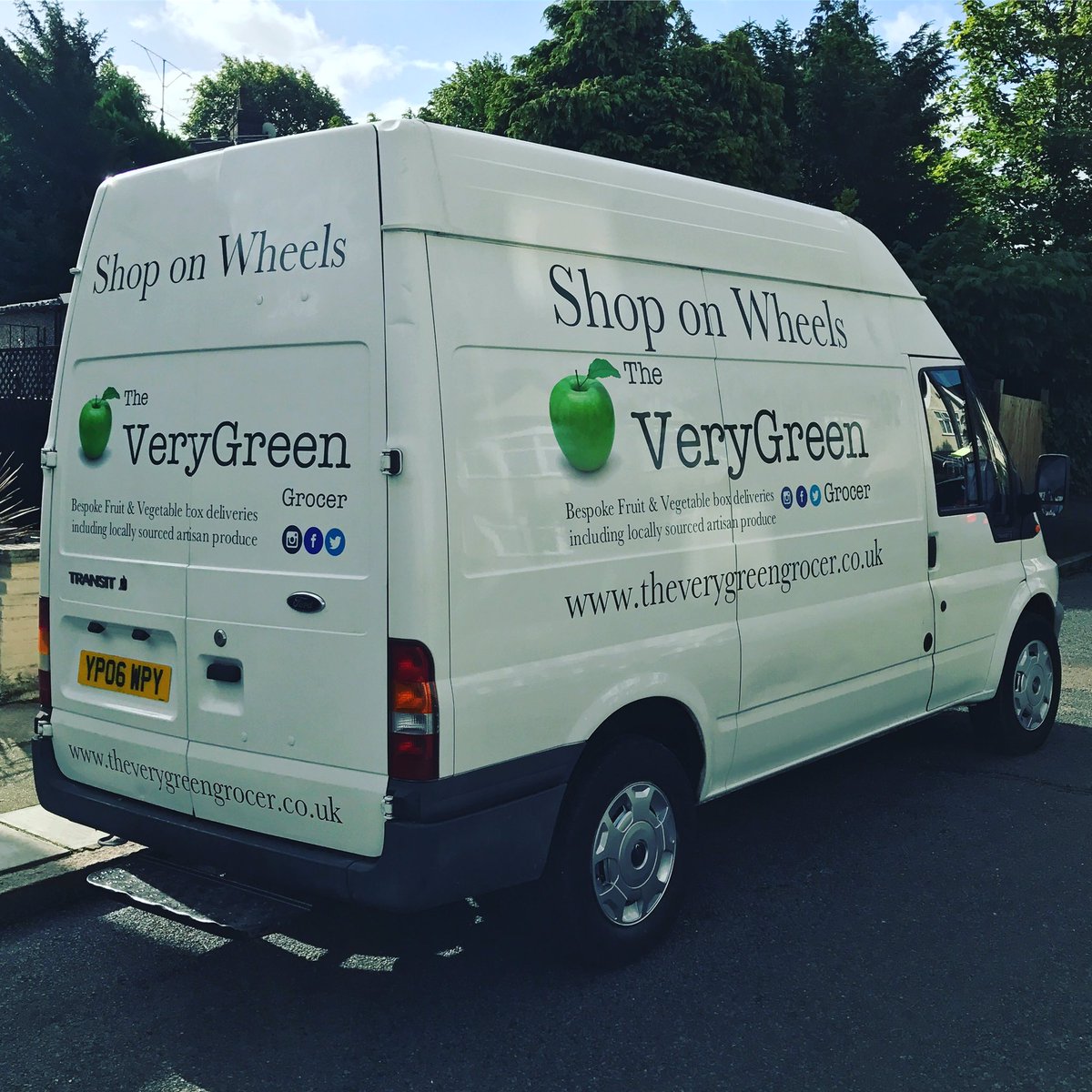 VeryGreen_SE18's tweet photo. The Shop-on-Wheels is looking great in its new livery.
Another awesome job by @WTSpsolutions.
🍏💚👍🏼

Book a visit at
https://t.co/5U7myJ8KMl https://t.co/OkOhXNWvSK