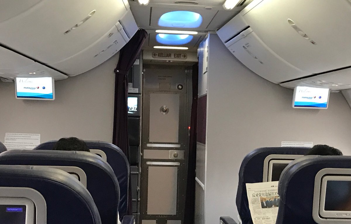 elee618's tweet photo. Thank you @MAS! Thank you for the very late baggage check in. Much appreciated the staff reopened the counter. @peterbellew #ilovemas https://t.co/d7tbFuby54