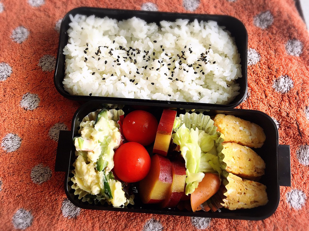 Bstarysy's tweet photo. お弁当！
子ども達と食べるから色たくさんあるように意識！
＊ポテトサラダ
＊プチトマト
＊サツマイモの甘露煮
＊キャベツとウィンナーの炒め物
＊卵焼き
#写真すきな人と繋がりたい #料理好きな人と繋がりたい #お弁当記録 https://t.co/WLtVMAdB8J