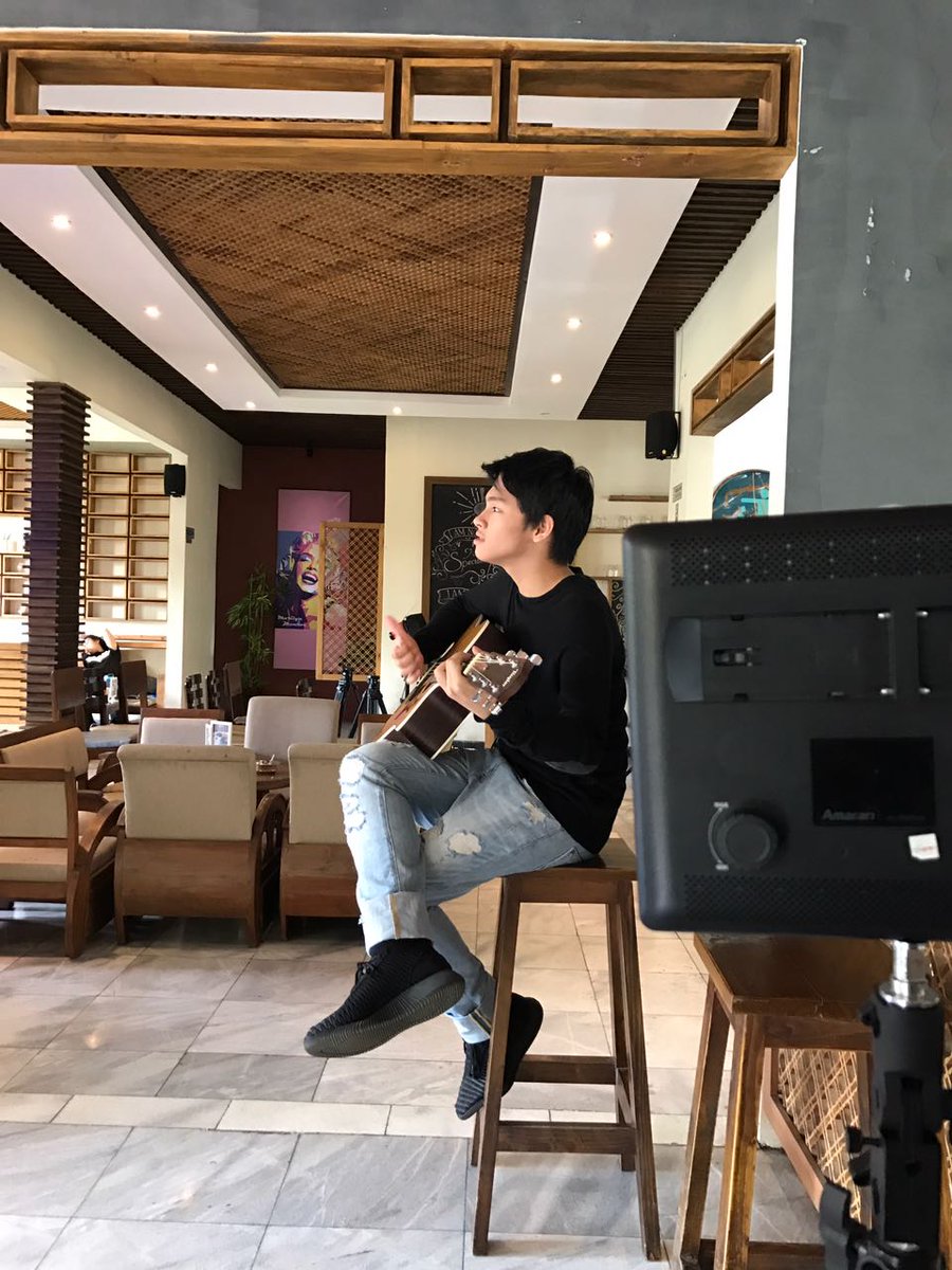 MDMusic_ID's tweet photo. @AlvaroMaldini1 saat pembuatan music video #OSTA 'Terima Kasih Cinta' 💛
Penasaran? Tunggu update-nya di YouTube @MDMusic_ID  😊 #MusicVideo https://t.co/HH2OAITreZ