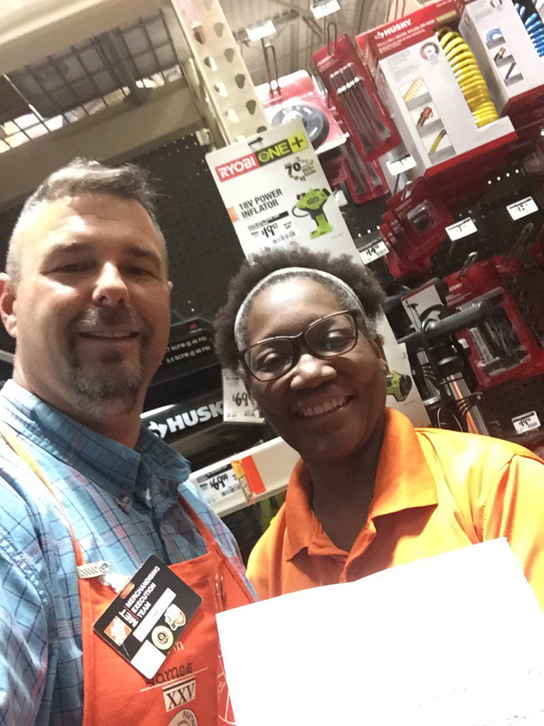 hartlinemem's tweet photo. #gyb #D87 Yolanda Bell getting a Got Your Back for teaching new associate how to secure displays. Great Job. https://t.co/x6w3JxQxA6