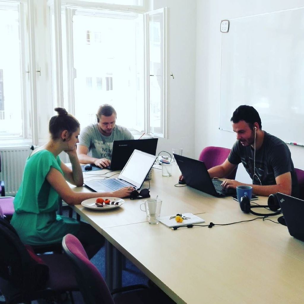 V kanclu mají horko, volí azyl zasedačky a závidí Mergadu, které si hoví u klimatizace.
#bestetonagrilu #brno #nekavarna #jenamhorko