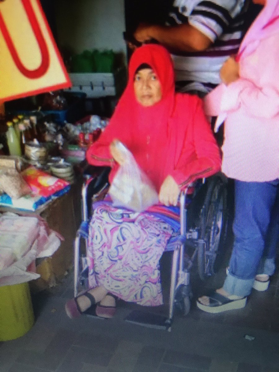 AfIekQ's tweet photo. Innalillah pergi nya seorang ibu angkat ku ibu kepada Fido telah meninggal dunia pagi tadi..alfatihah #smksp https://t.co/fM27y7CoMw