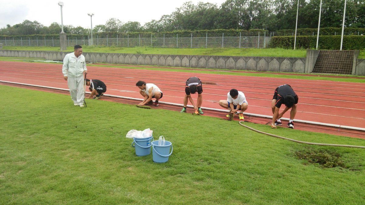 ヴィアティン三重 公式 Sur Twitter 東員町スポーツ公園陸上競技場の芝埋め込み作業 9月24日 日 にjflのホームゲームが 東員町で行われます トップ選手が怪我をせず最高のパフォーマンを発揮できるように 芝の埋め込み作業をしました お忙しい中 本当に