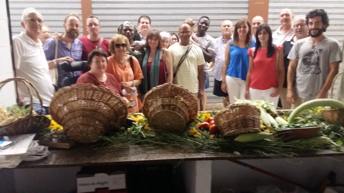 AssociacioAmbit's tweet photo. Hui inaugurem coop. Tot al natural finançada per Àmbit de Agrosolidaris @valenciactiva_ @FxJusticia amb tenda al mercat d'Orriols #integrem https://t.co/eL4Rqds9Zq