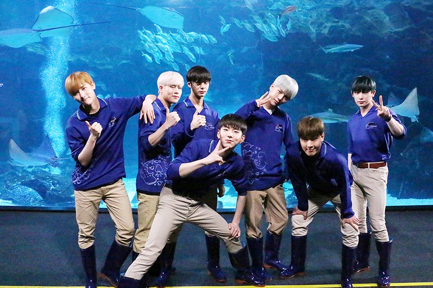 HooMonstaXBR's tweet photo. [FOTO] 03.08.17 Starcast nos bastidores das gravações dos episódios 2 e 3 do MONSTA X-RAY 2 (source: https://t.co/VFyZ9FtneS) https://t.co/rDiuFggNvA
