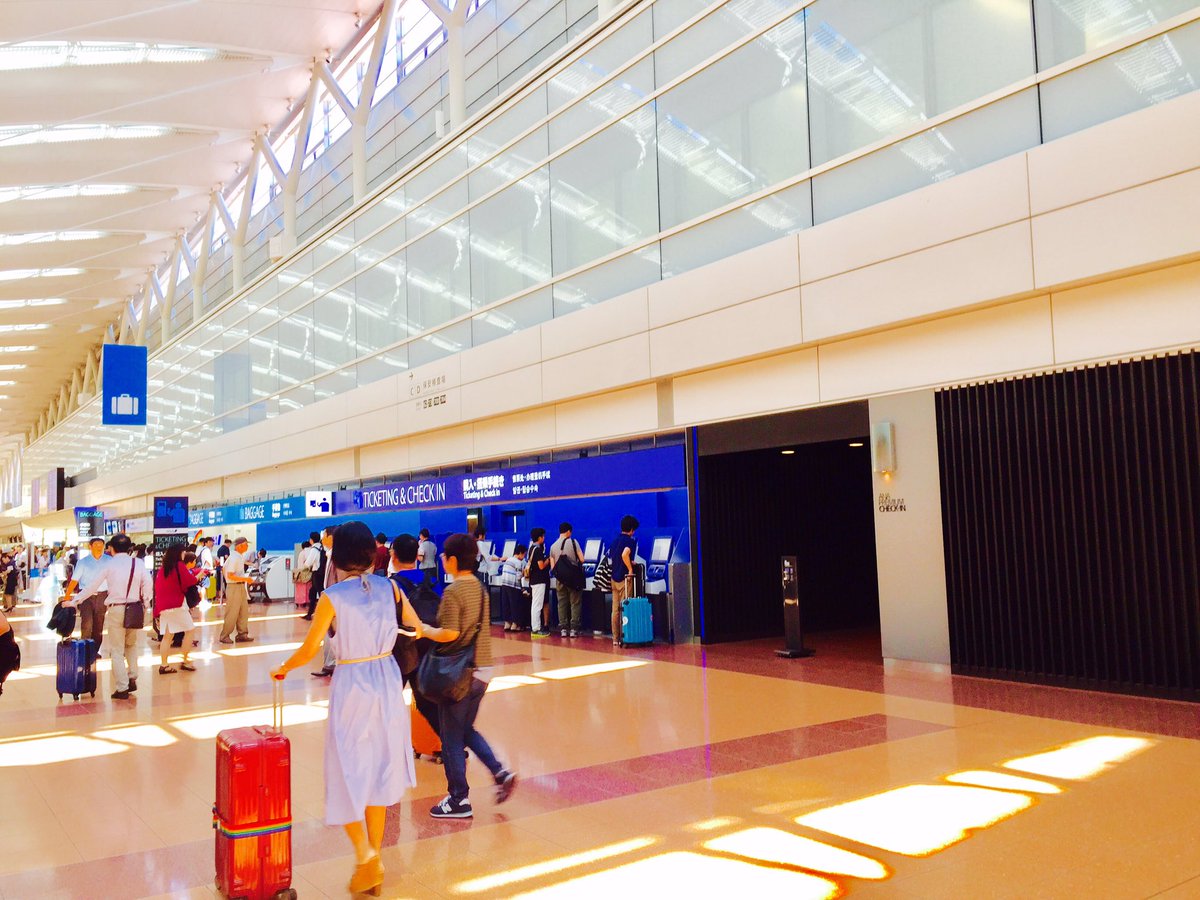 yuntapp's tweet photo. 羽田空港でANAのチケットは全て機械で購入するようになっていた！

便利だなと感じながらも、気付かない間に私達の仕事は機械に代行されていると気付かなければいけない😱 https://t.co/LvD8Y473Xl