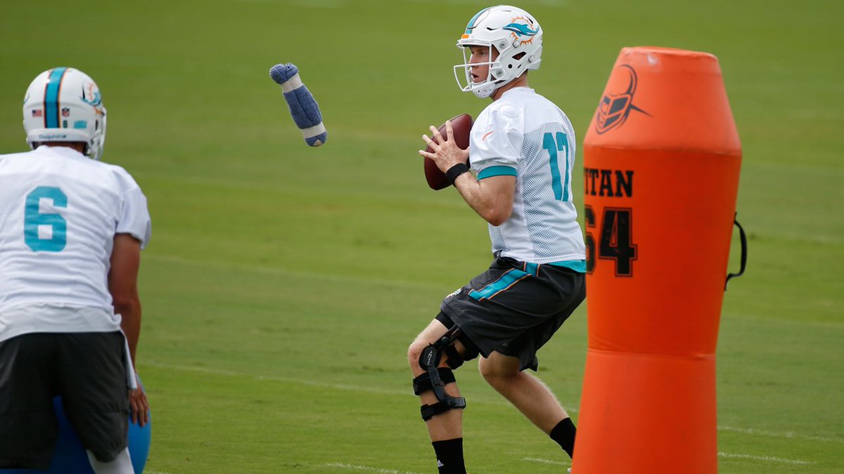 #BREAKING #Dolphins quarterback Ryan Tannehill injured during practice bit.ly/2unUhY4 https://t.co/ZFAg6Lw4wN