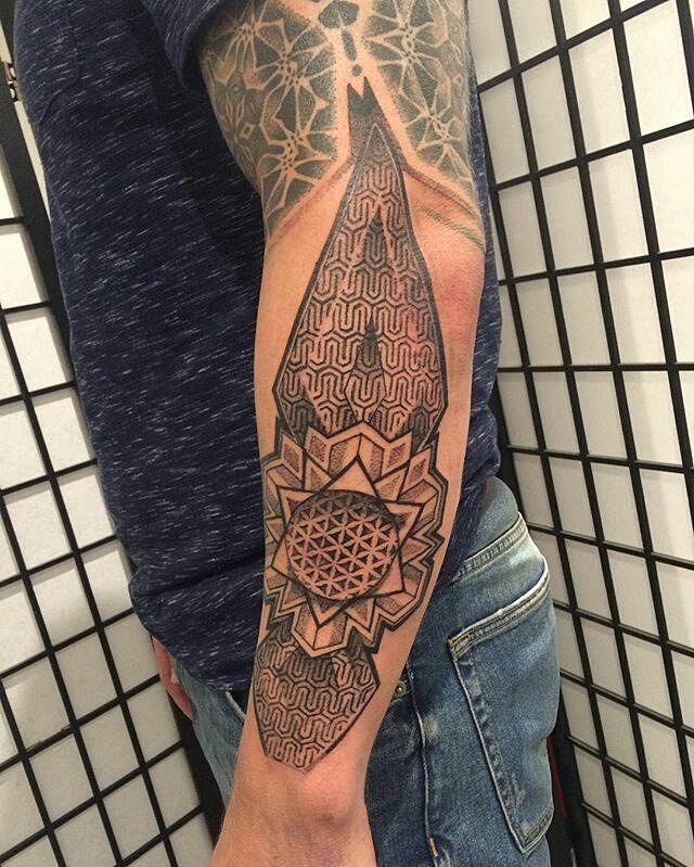 skinnedaliveta2's tweet photo. For @npyates by @dotwork_damian
#dotworkdamian #tattooistartmagazine #geometry #platonicsolids #dotworktattooing #… https://t.co/baA7cqYh9j https://t.co/5A5VJLXP9f