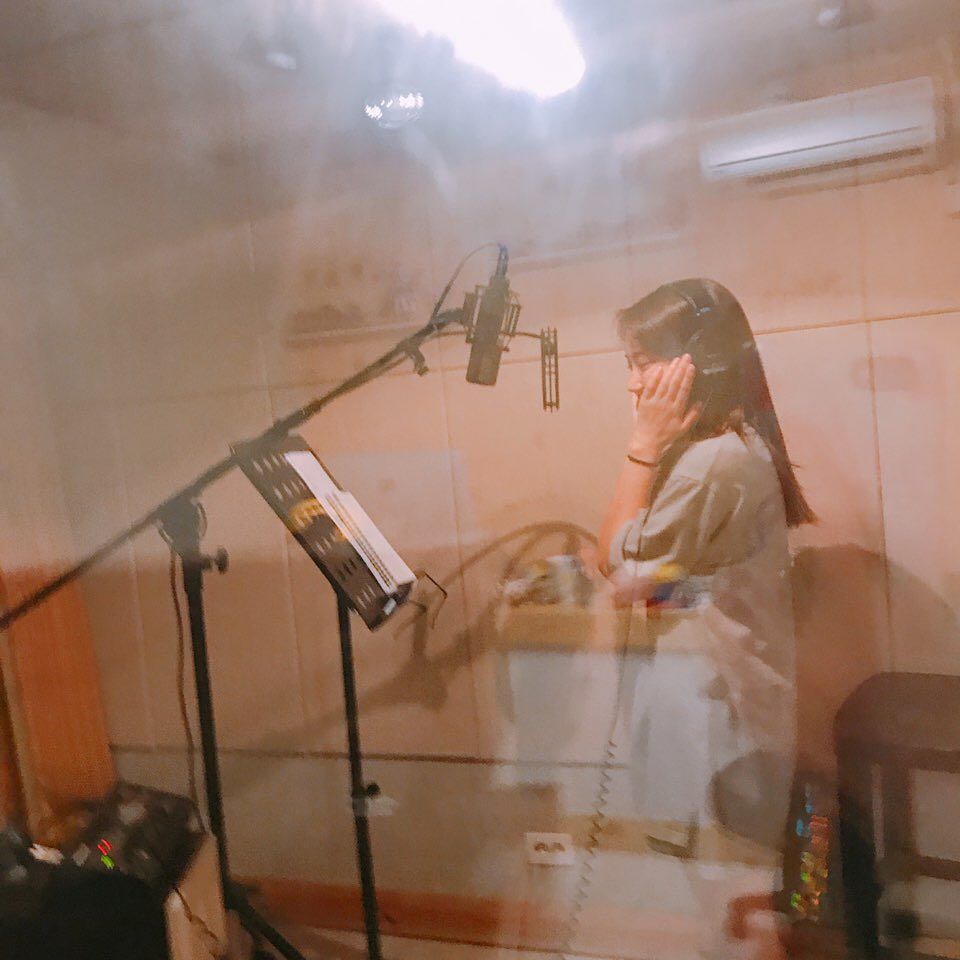 100chimy's tweet photo. [#빈스패치] 7월의 어느 날! 녹음실에서 포착 된 열창 중인 쥰니~~~🎤 사르르 녹을 것 같은 #주은 언니 목소리💕 #에이드 곧 만나요👋🏻
#binspatch #JUEUN #열일하는 #예빈 https://t.co/rzWwQUnthy