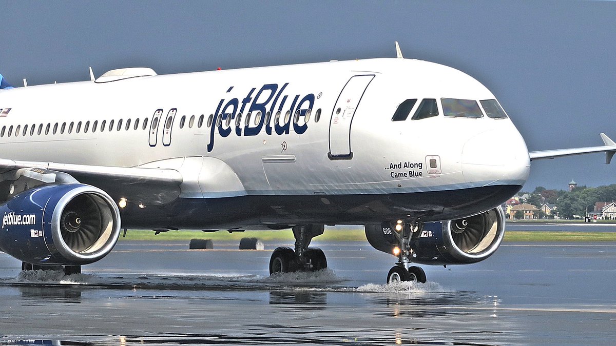 maxpower33's tweet photo. Yesterday's arrival into a small lake created in the taxiway after the flash flood @universalhub #jetblue https://t.co/g9romkVXY1