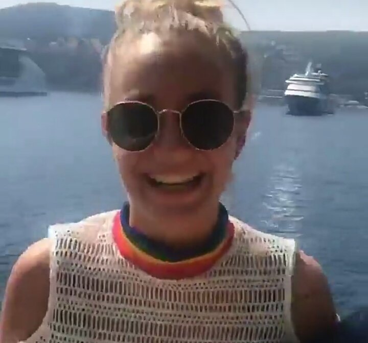 MeganFanSecours's tweet photo. C'est l'occasion pour Megan de se reposer et de retrouver ses proches. On lui souhaite de très belles vacances, avant la rentrée. 🎵🌞 https://t.co/Q8HzyZJRef