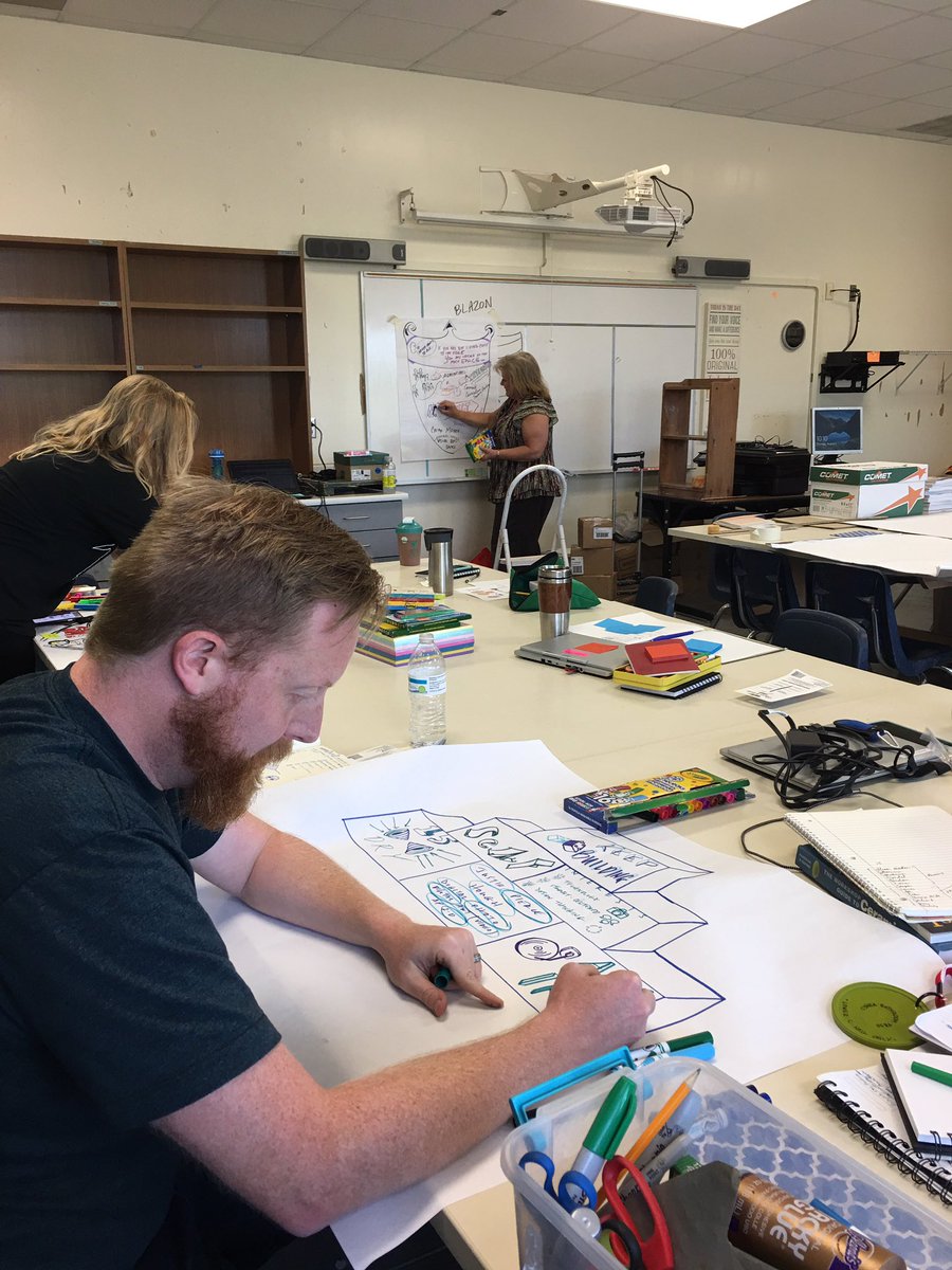 margie_shea's tweet photo. This is how visual art teachers roll. Visual note taking and graphic recording, yo! #thebiglearnCMS https://t.co/JDZgaWyf6K