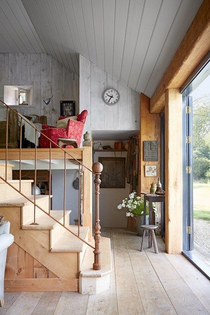 _houseandgarden's tweet photo. Antiques dealer and designer Christopher Howe's converted barn house is a marvel to behold: https://t.co/7IuORjECPn https://t.co/3bNnpymq8O