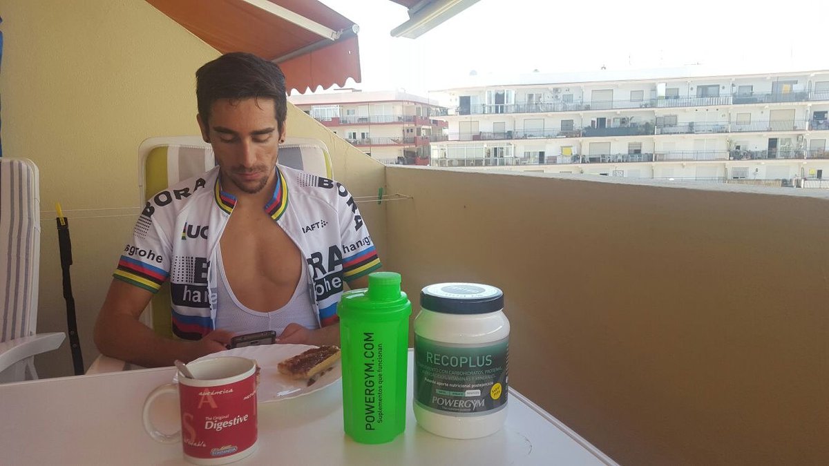 ivan_tri96's tweet photo. Lo mejor de madrugar y entrenar es hacer un 2° desayuno,y si lo acompañas con #recoplus @PowergymCentral te quedas como nuevo😊 #PowergymRef https://t.co/sMZwk7GBZT