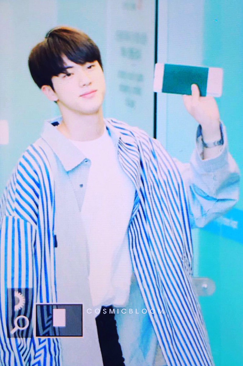 921204net's tweet photo. 170803 #석진 #진 @BTS_twt 대천재 충성충성 https://t.co/ebIlIP3goN