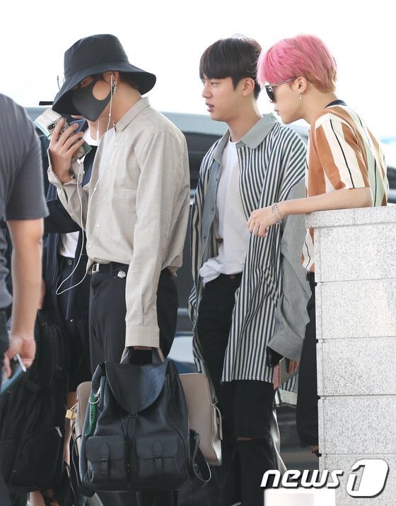 bestpromogems's tweet photo. aside from taehyung carrying jimin's bag, they are also wearing the same belt &amp; jimin has a new phone case that seems like a 🐯 too MUCH VMIN https://t.co/nLq3cBMDTP