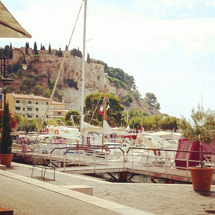 ArSorserez's tweet photo. Un #Bonjour de #Cassis où l'on s'est posé à l'ombre en terrasse pour manger avant de prendre le bateau pour les calanques. ☀️🍴 #RestoTime https://t.co/EqXD9DnPXF