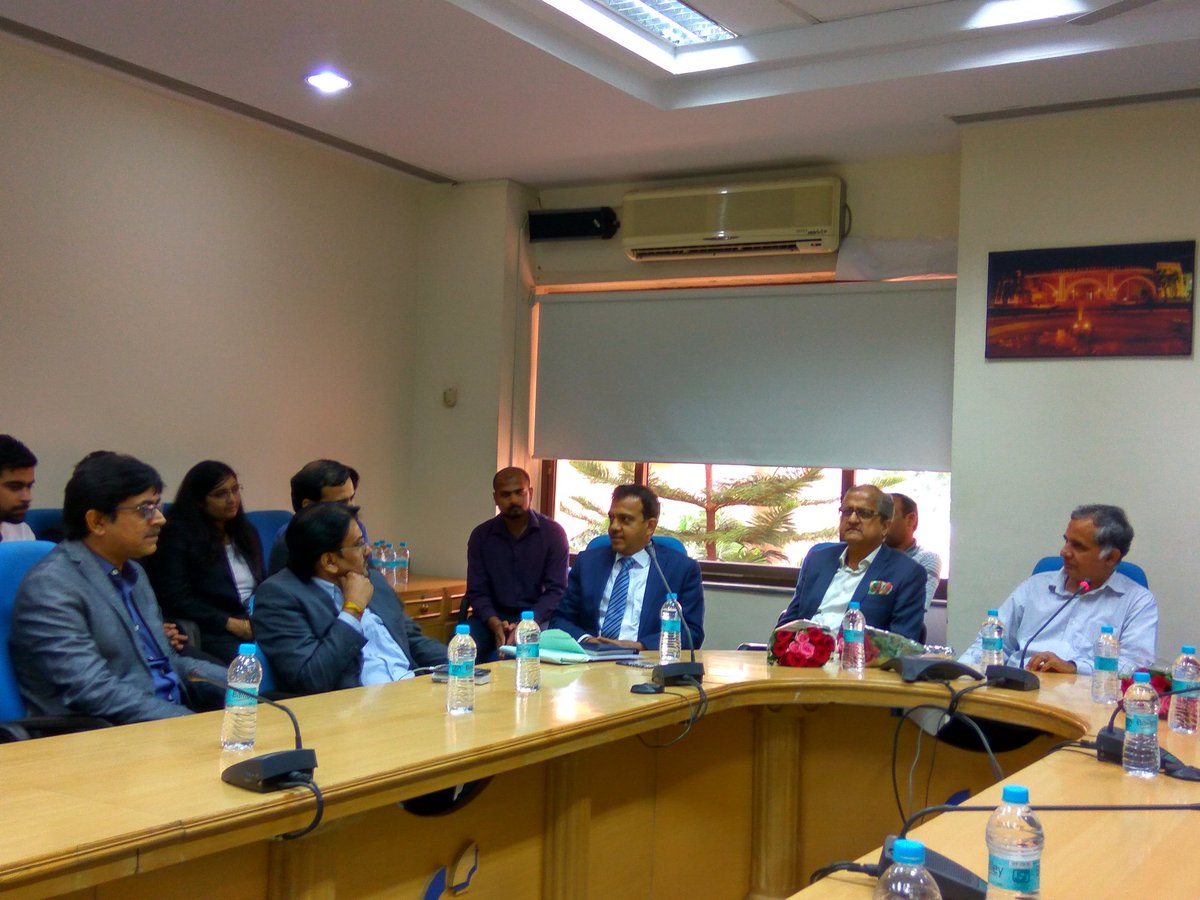 AparnaSudhakar's tweet image. #Teamwork #collaboration are key mantras @ceoconnects @NinadKarpe @paragsat. It's a full house @IIM_I