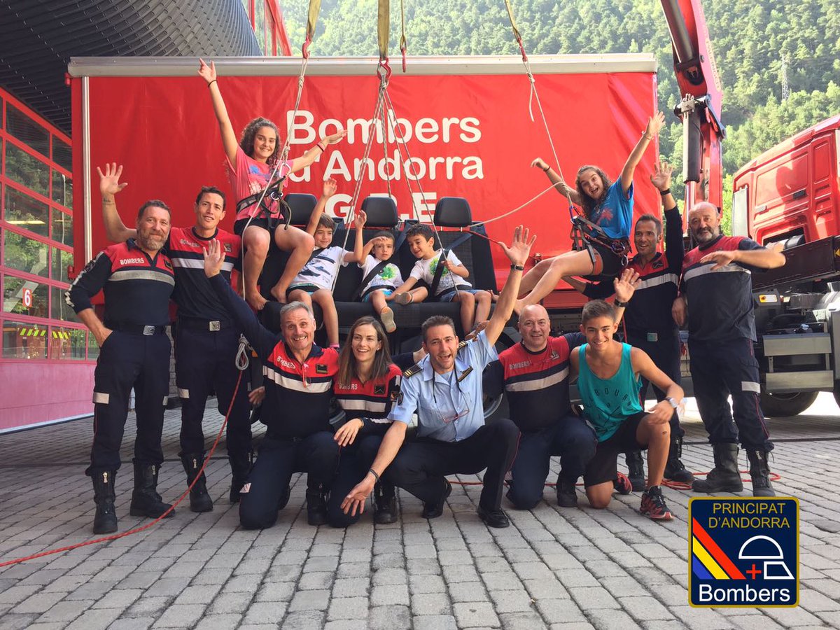 BombersAndorra's tweet photo. MIL GRÀCIES fotògrafs📸 #FernandoGalindo  #JonathanGil i als voluntaris x col.laboració i creativitat #calendarisolidari #bombersambcausa 😘🙌👌 https://t.co/nXWEODh7hL