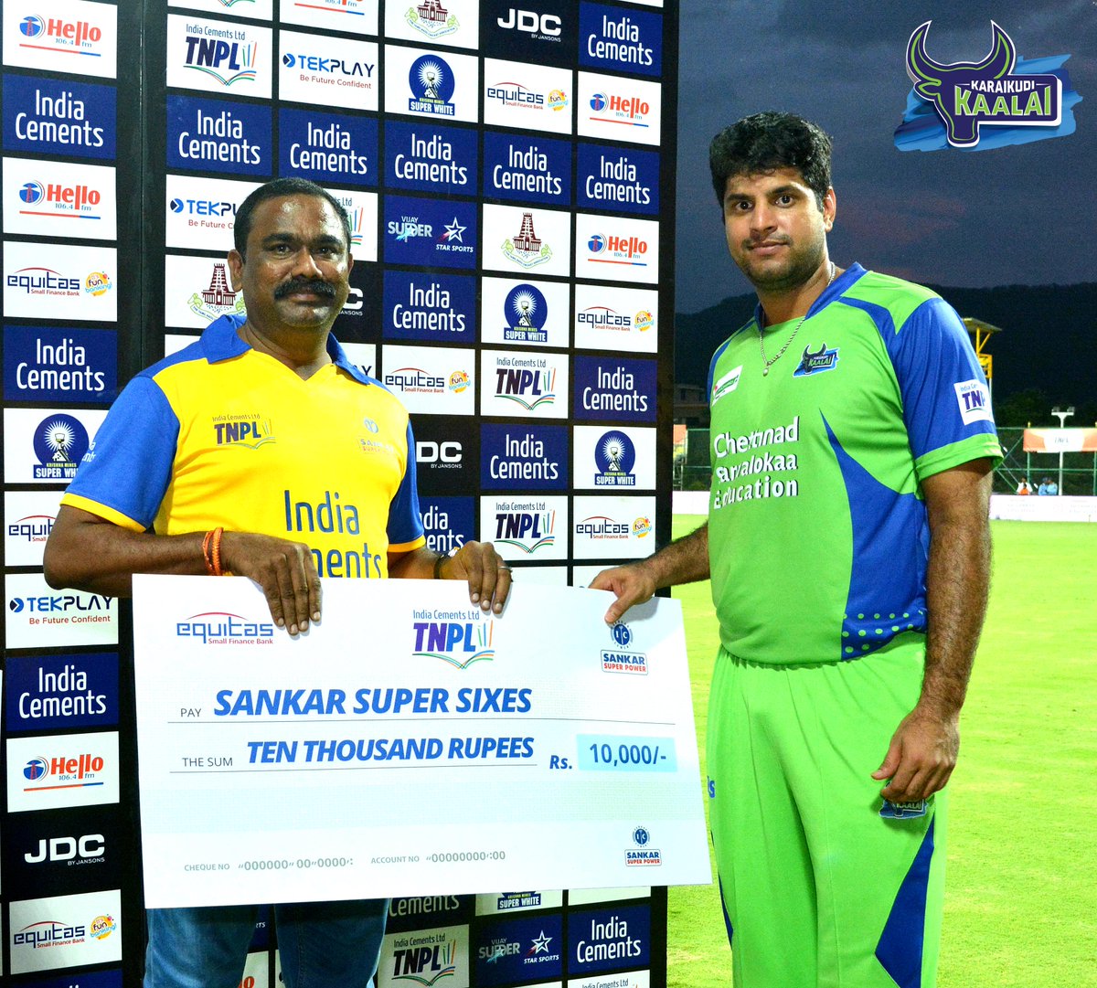 TeamTiruppur's tweet photo. #SAniruda of the #KaraikudiKaalai is presented with the Sanskar Super Sixes award in Dindigul on Wednesday.
#TNPL2017 #modhipaakalama https://t.co/zlO03mNsmW
