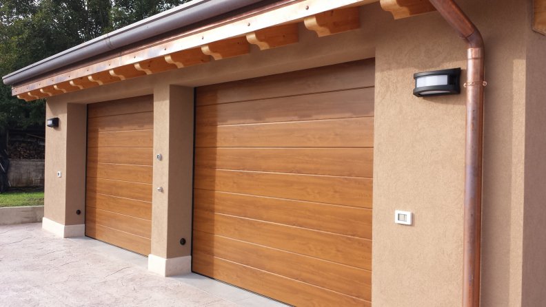 Gate_Kraft's tweet photo. Innovative #garage #doors provide incredible space on either side of the garage. https://t.co/hBCrvOXS40 #BespokeGates https://t.co/m7rGuinXWU