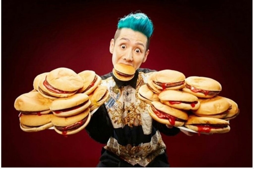 Kobayashi 3 dakikada 12 hamburger ve 6 sosisli yemiştir .