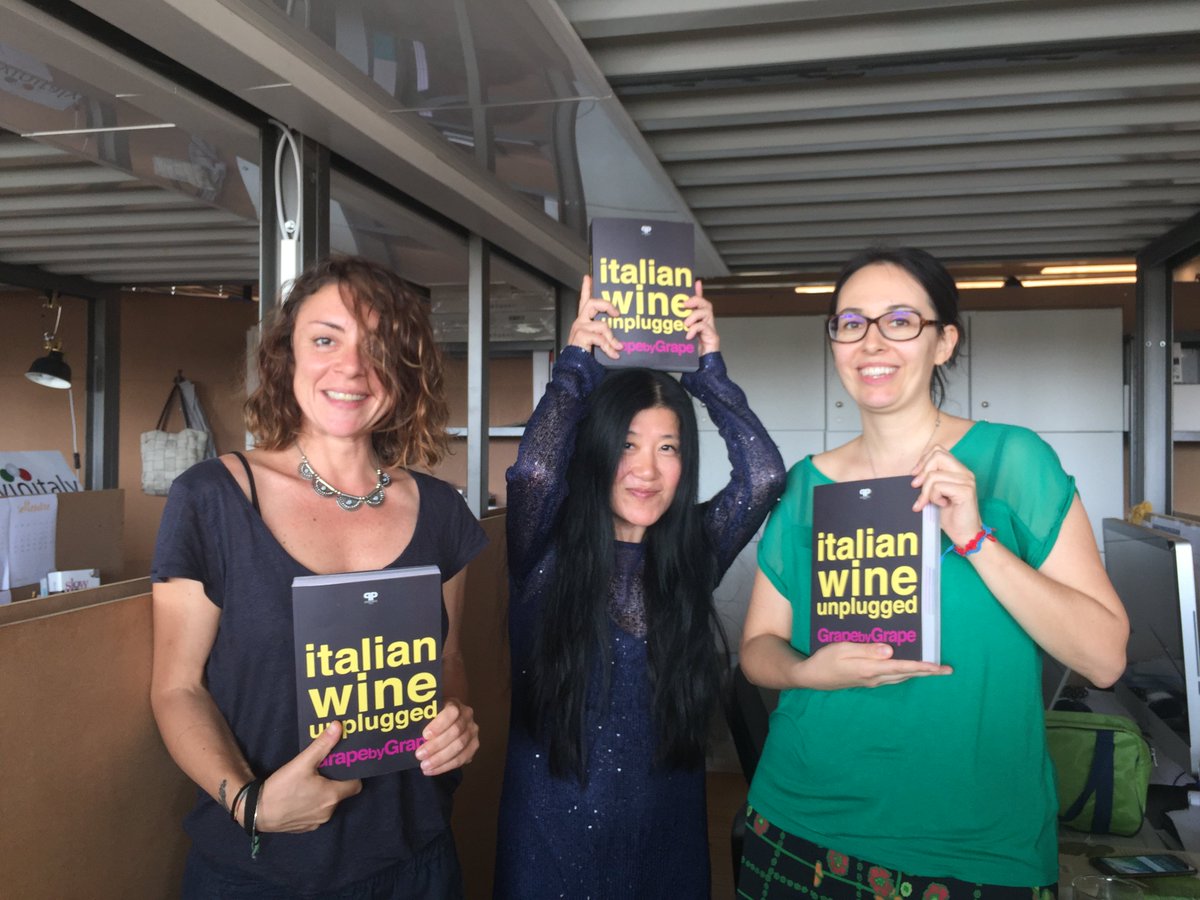 VinitalyTour's tweet image. 3.2.1...UNPLUGGED! New e-book "Italian Wine Unplugged" #almostready @steviekim222