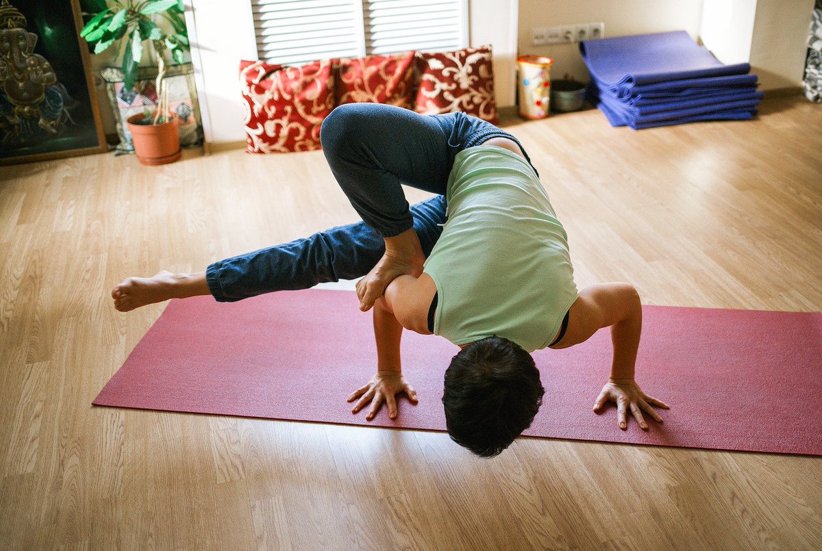 SpectrumSight's tweet photo. Doing yoga classes while watching a master yogi on a sub-par TV? #projectiontv #surroundsound #namaste https://t.co/GfQNsEI5il