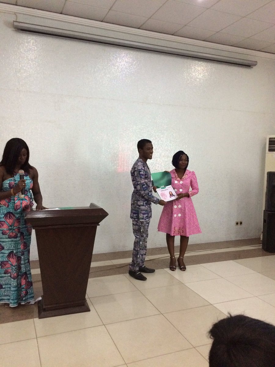 EtriLabs's tweet photo. @sorich87 remet à @auraboe son diplôme #whispa2016 #wasexo #graduation @whispabenin https://t.co/RhMpijhBco