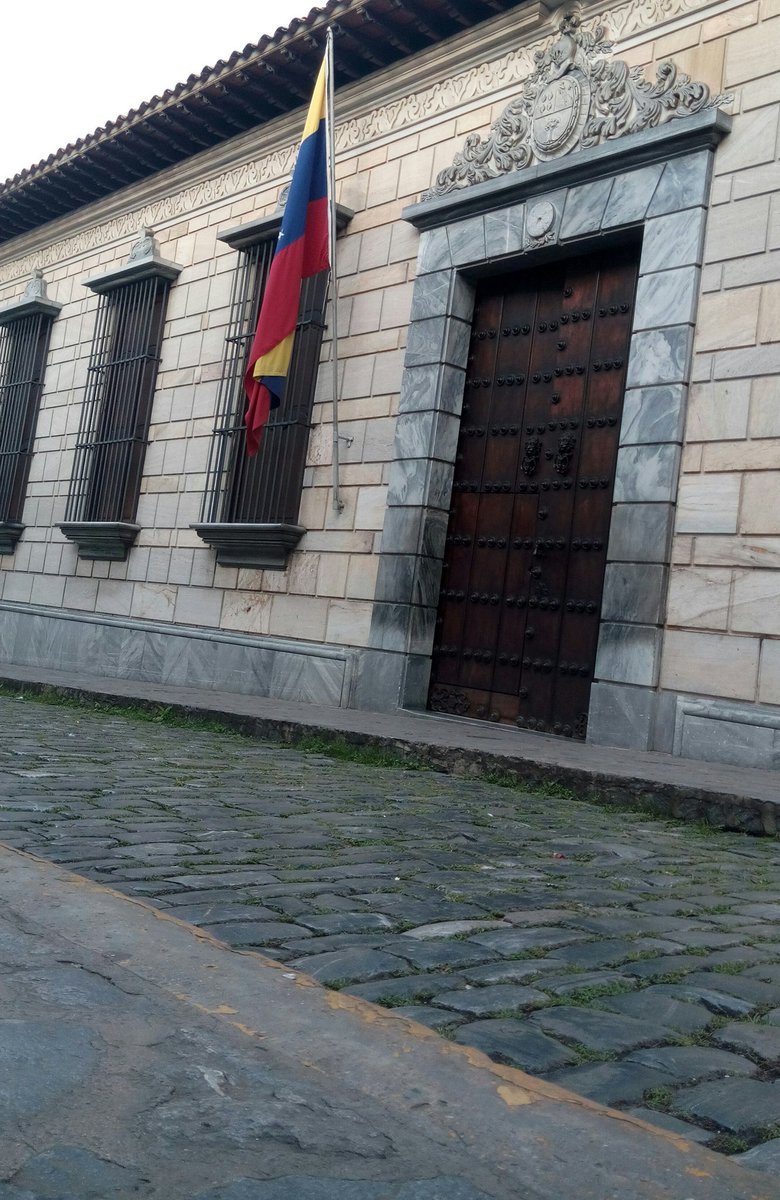 LaChina_Lo's tweet photo. #3Ago Acabo de tomar esta #foto en la casa donde nació Bolívar  para celebrar el día de nuestra bandera nacional!  #BanderaConstituyente https://t.co/RW8Q9jun5B