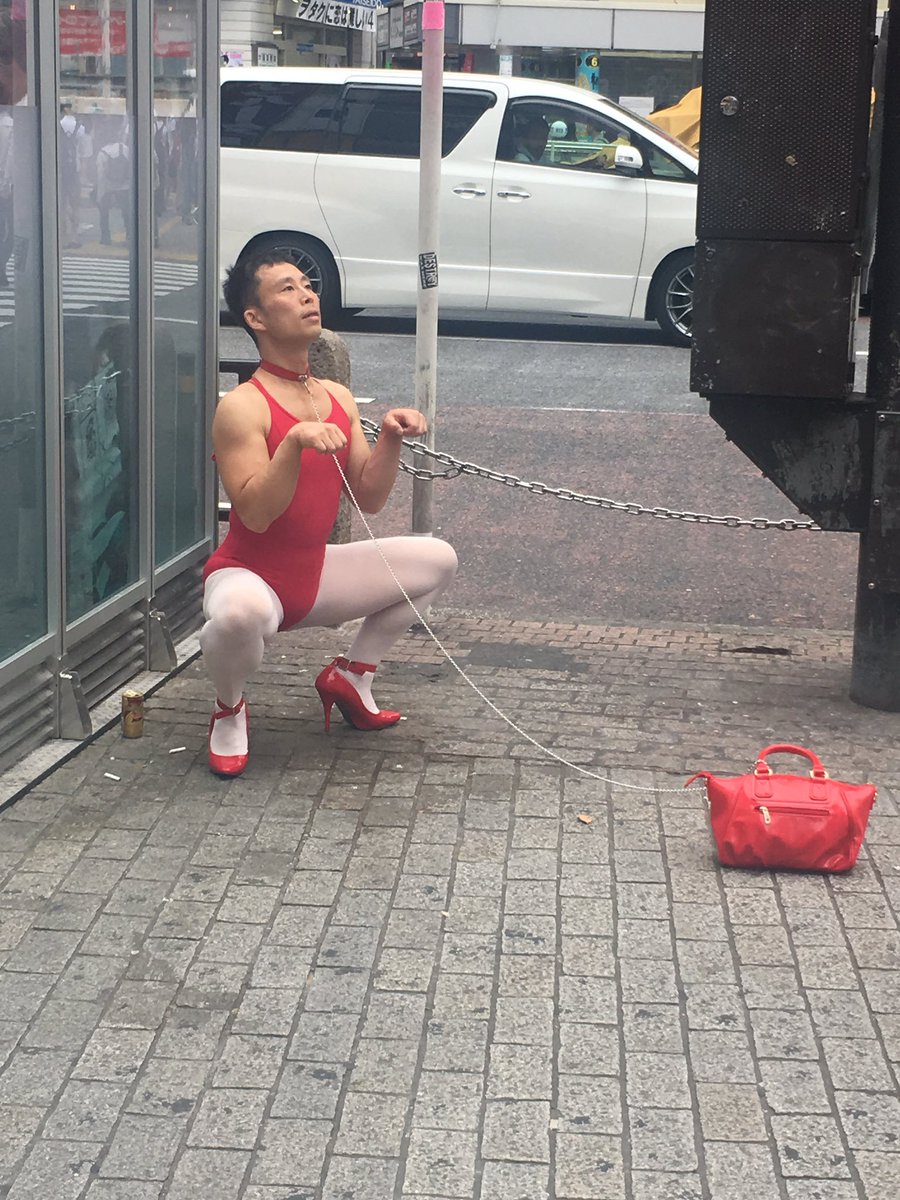 赤いレオタードでおまるにまたがります 渋谷を散歩しました 赤いレオタードでおまるにまたがります 渋谷を散歩しました