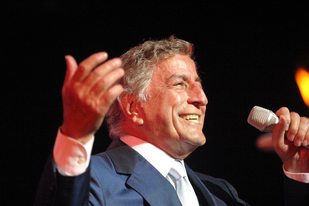 Wishing legendary crooner #TonyBennett a Happy 91st Birthday today! 🎂 We revisit our cover story with the star. — bit.ly/2f8jnIE