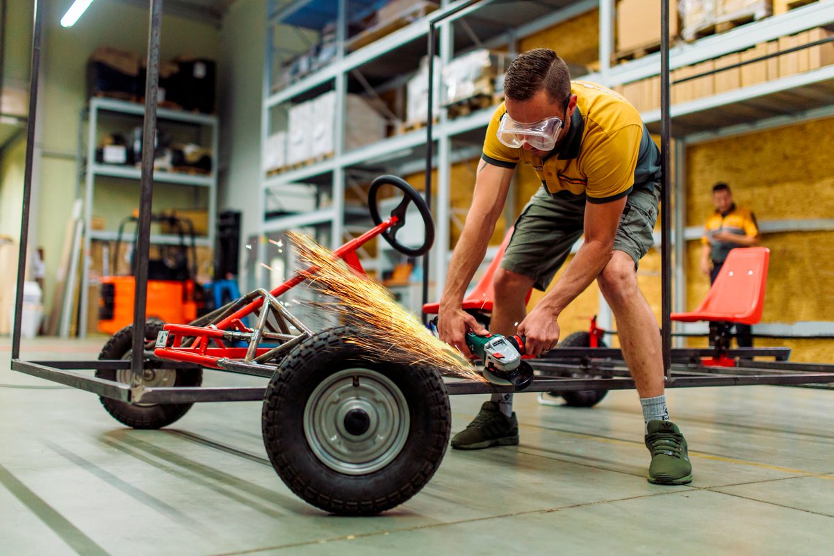 Een actiefoto van de bouw van onze zeepkist voor de Red Bull #Zeepkistenrace. Ziet er 👌uit mannen!