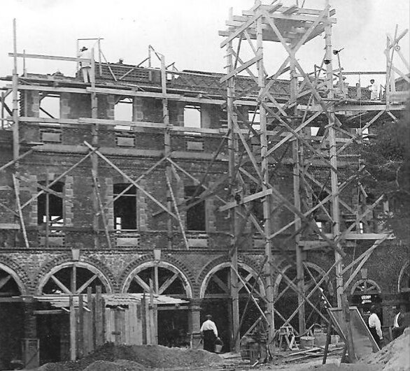 Grinon100's tweet photo. 2/8/1926 se concede el proyecto a ingenieros Pedroso y Cubillos por 650.000 ptas. Los Hnos se encargan de carpintería, tabiques, pintura 2/3 https://t.co/y15qXj3UW8