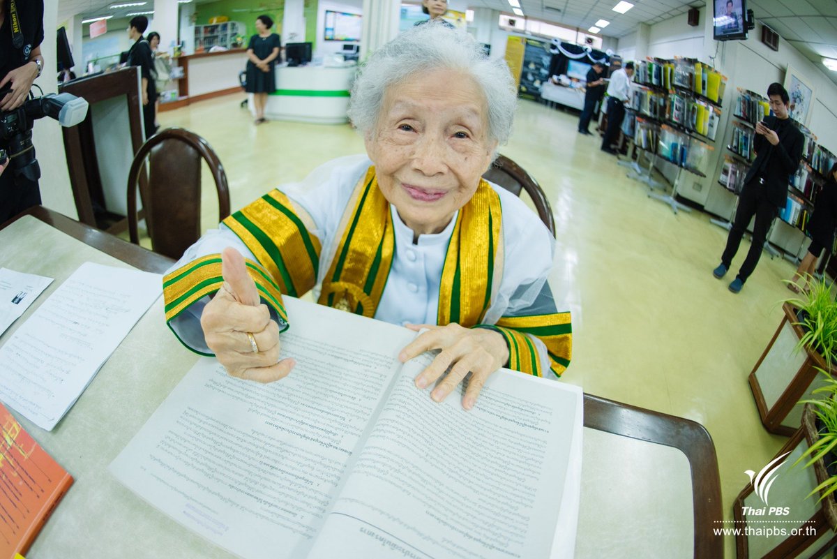 ThaiPBS's tweet photo. คุณยายกิมหลั่น จินากุล วัย91ปี ว่าที่บัณฑิต เดินทางมาจากจังหวัดพะเยา เพื่อรอรับพระราชทานปริญญาบัตร มหาวิทยาลัยสุโขทัยธรรมาธิราช #ThaiPBS https://t.co/5ZcXQhSpUA
