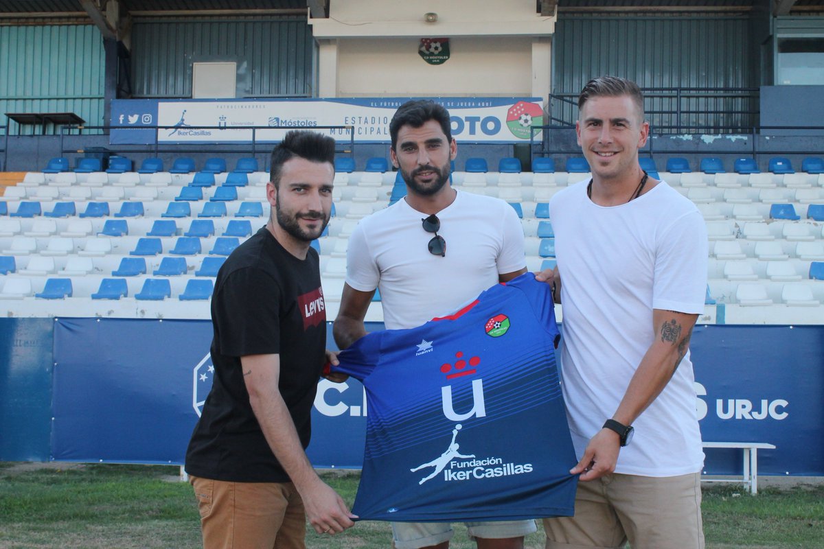 CDMostoles's tweet photo. 👕 PRESENTACIONES I Presentación oficial de @andresSito89, @Osquitar_15 y @kikaoV. #Bienvenidos 🔵👏

📹 https://t.co/XNvRzoQ9ED https://t.co/ozJBvW4klK