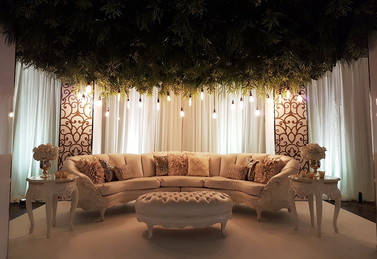Stunning foliage canopy for a classic ivory &amp; gold reception 😍